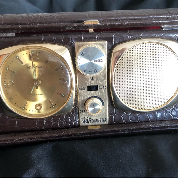 Vintage Leather Bound Travel Radio/Alarm Clock - Picture 10 of 12